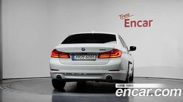BMW 5-Series G30 520i Luxury - фото 3