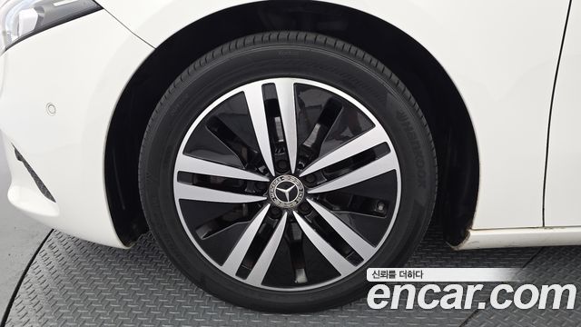 Mercedes-Benz A-Class W177 A200d Sedan - фото 4
