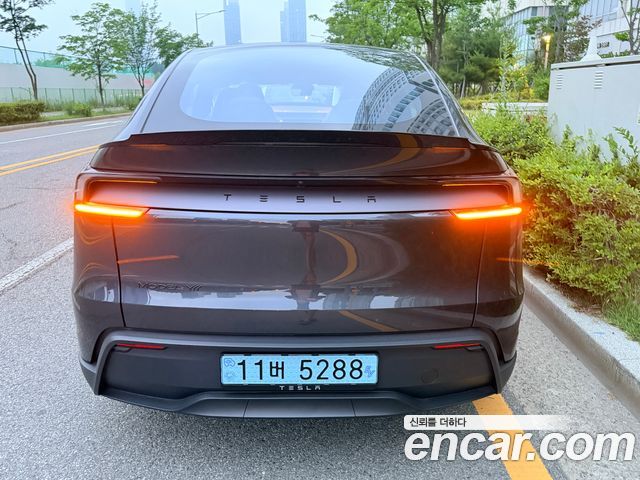 Tesla Model Y L Long Range AWD - фото 3