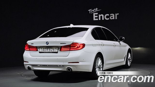 BMW 5-Series G30 530i xDrive Luxury Plus - фото 1