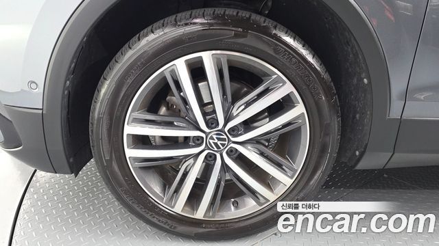 Volkswagen Tiguan 2.0 TSI Prestige - фото 4