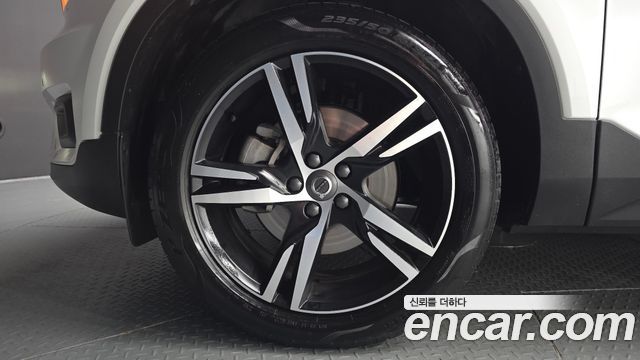 Volvo XC40 T4 R-Design - фото 4