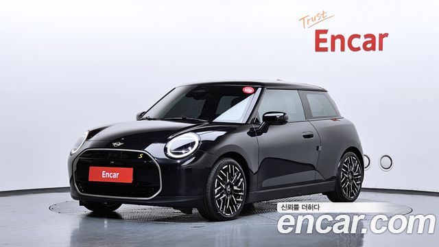 Mini Cooper 4-го поколения SE Favoured - фото 0