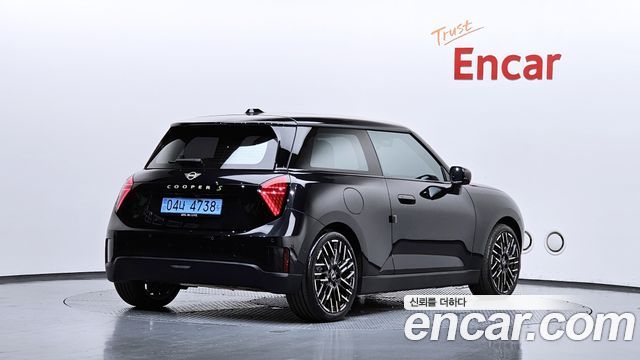 Mini Cooper 4-го поколения SE Favoured - фото 1