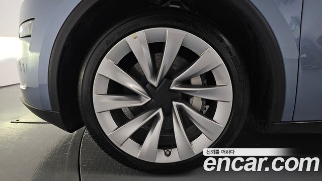 Tesla Model Y Long Range AWD - фото 3