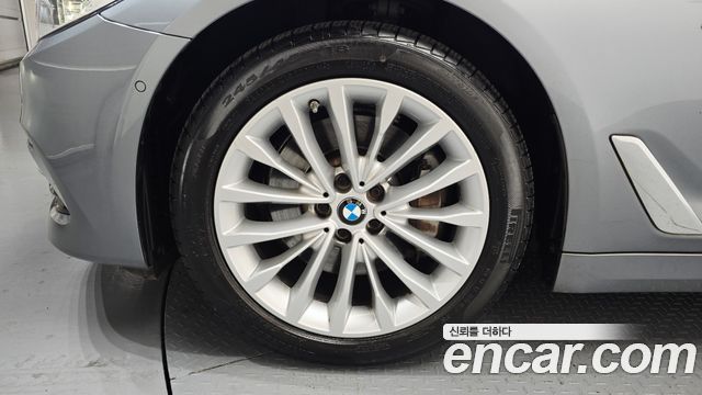 BMW 5-Series G30 530i xDrive Luxury Plus - фото 4