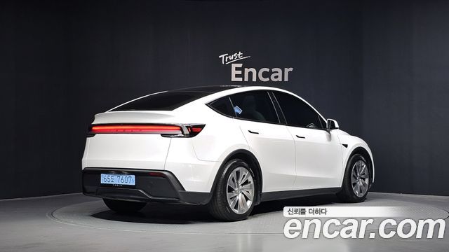 Tesla Model Y RWD - фото 1