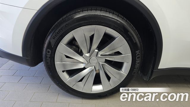 Tesla Model Y RWD - фото 4