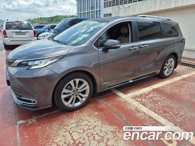 Toyota Sienna 4-го поколения 2.5 Hybrid 2WD - фото 0