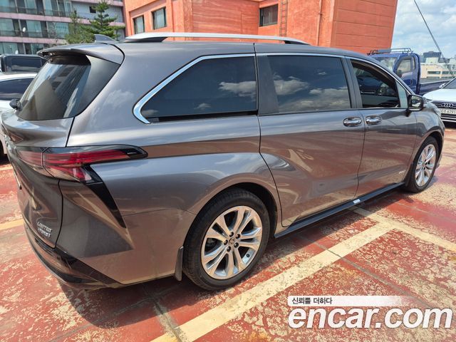 Toyota Sienna 4-го поколения 2.5 Hybrid 2WD - фото 1