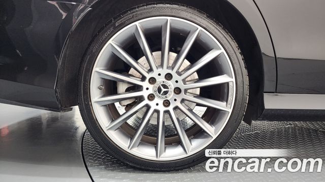 Mercedes-Benz E-Class W213 E350 4MATIC AMG Line - фото 4
