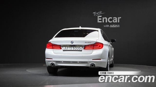 BMW 5-Series G30 520d Luxury Plus - фото 3