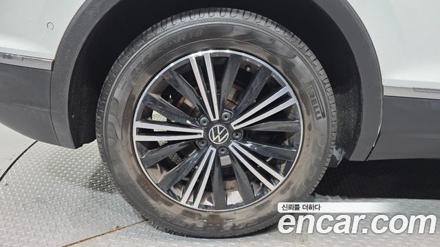 Volkswagen Tiguan 2-го поколения 2.0 TDI Premium - фото 4