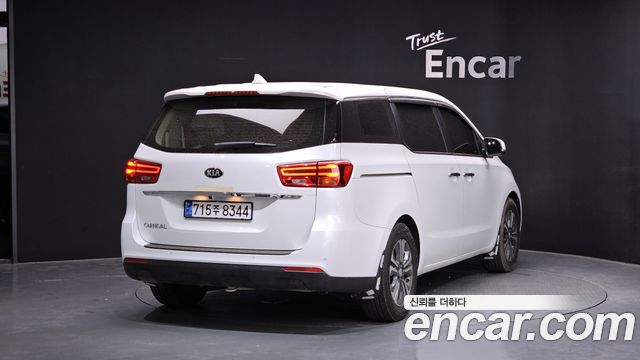 Kia Carnival Новый 11-Seater Deluxe - фото 1