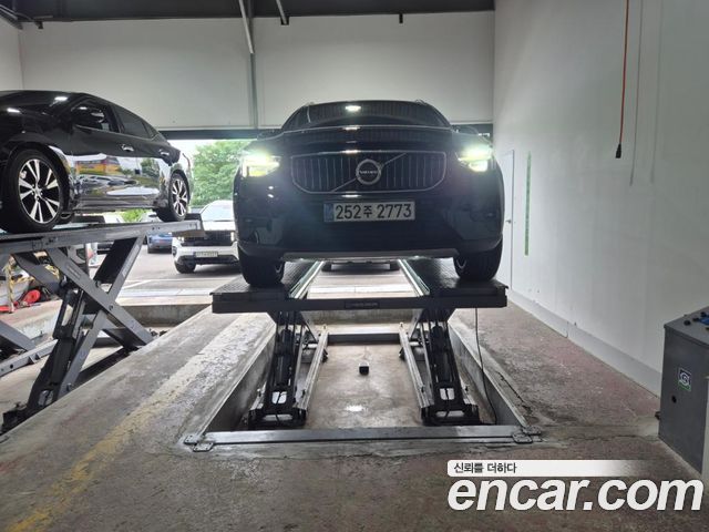 Volvo XC40 B4 Ultra Bright - фото 0