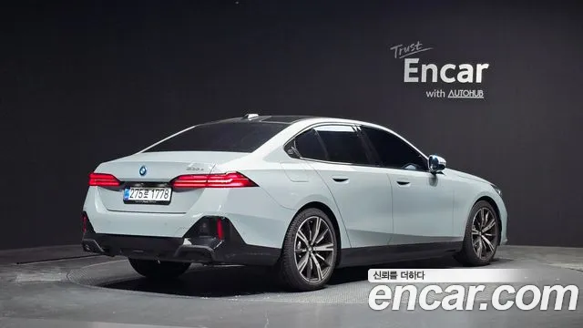 BMW 5-Series G60 530e M Sport - фото 0