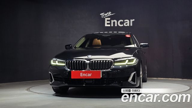 BMW 5-Series G30 520i Luxury - фото 2