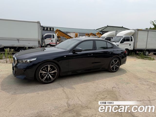 BMW 5-Series G60 530i xDrive M Sport - фото 1