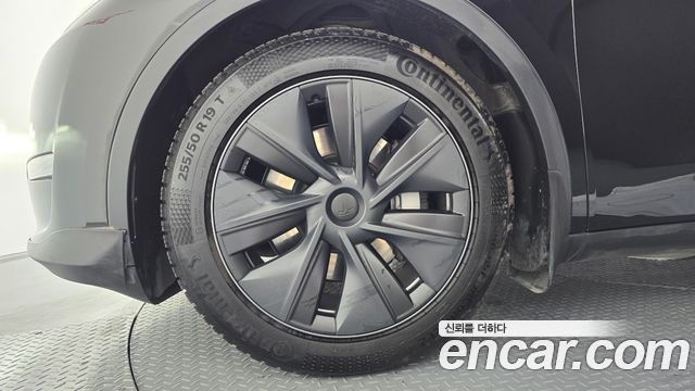 Tesla Model Y Long Range AWD - фото 4