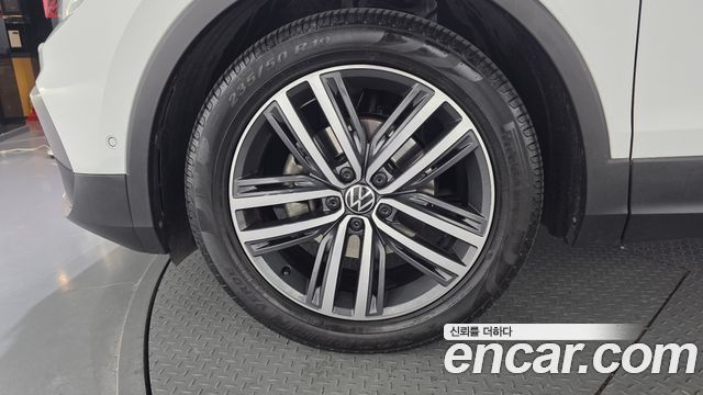 Volkswagen Tiguan 2-го поколения 2.0 TDI Prestige - фото 4