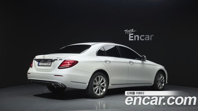 Mercedes-Benz E-Class W213 E300 4MATIC Exclusive - фото 1