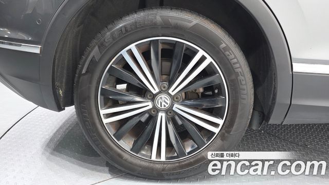 Volkswagen Tiguan 2-го поколения 2.0 TDI Prestige - фото 4