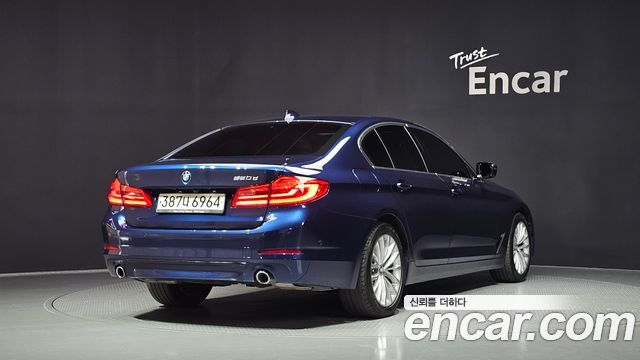 BMW 5-Series G30 520d Luxury Plus - фото 1