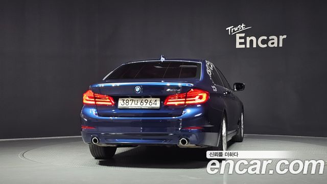 BMW 5-Series G30 520d Luxury Plus - фото 3