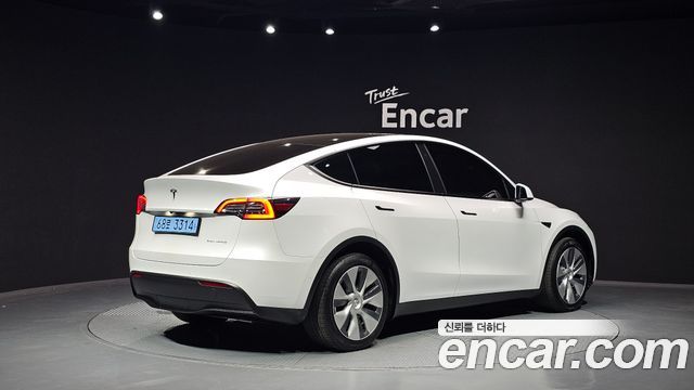 Tesla Model Y Long Range AWD - фото 1