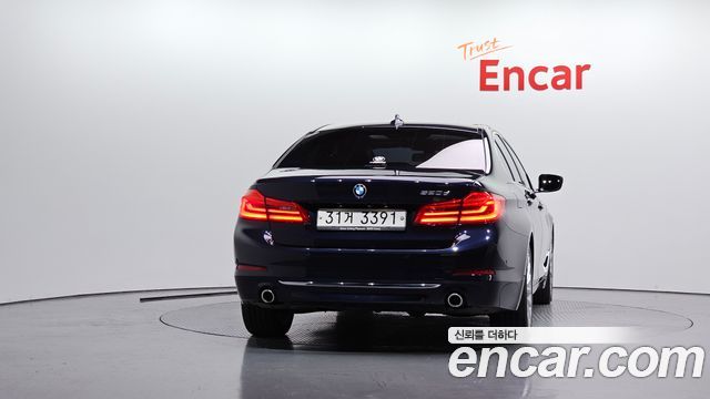 BMW 5-Series G30 520d Luxury Plus - фото 3