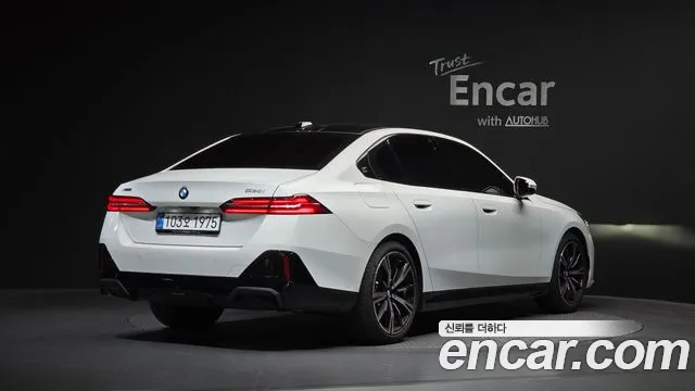 BMW 5-Series G60 530i xDrive M Sport - фото 0