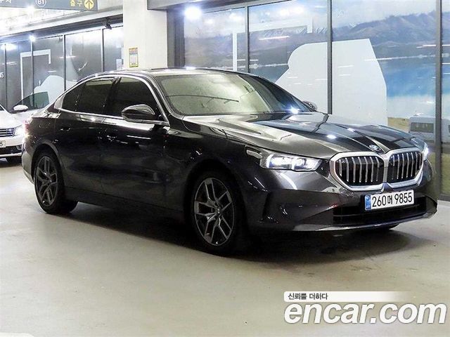 BMW 5-Series G60 520i - фото 0