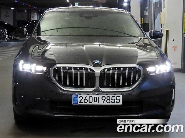 BMW 5-Series G60 520i - фото 1