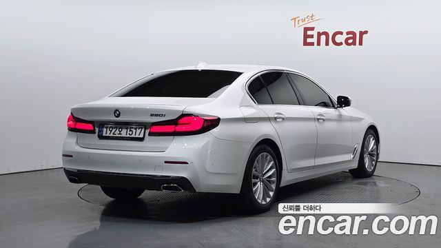 BMW 5-Series G30 520i Luxury - фото 1