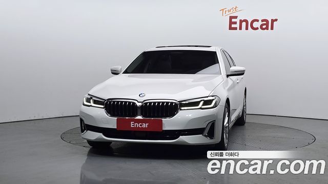 BMW 5-Series G30 520i Luxury - фото 2