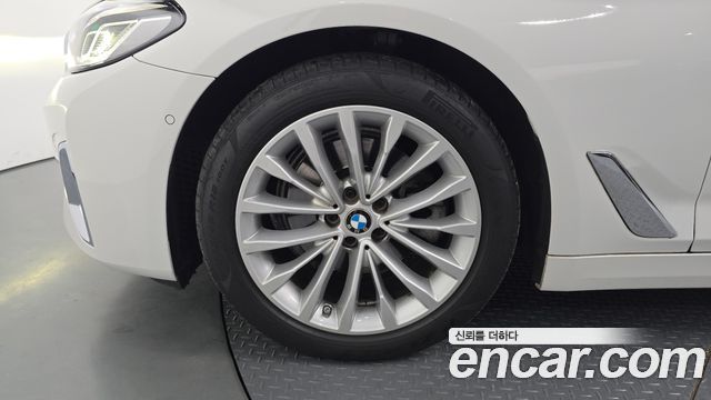 BMW 5-Series G30 520i Luxury - фото 4
