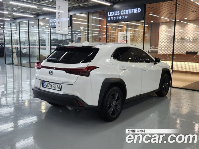 Lexus UX 2.0 2WD - фото 1
