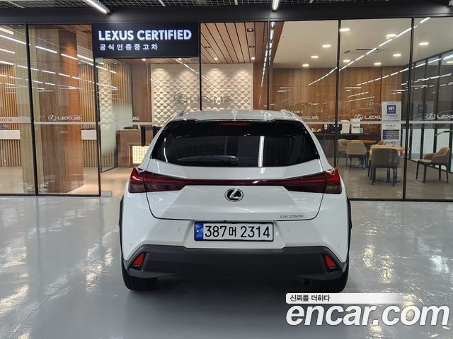 Lexus UX 2.0 2WD - фото 3