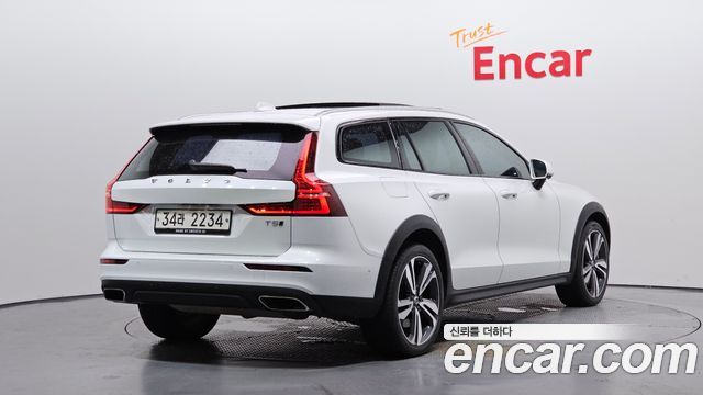 Volvo V60 2-го поколения T5 Pro AWD - фото 0