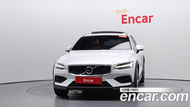 Volvo V60 2-го поколения T5 Pro AWD - фото 1