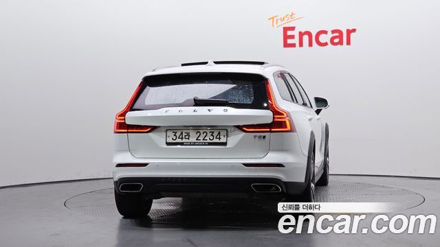 Volvo V60 2-го поколения T5 Pro AWD - фото 2