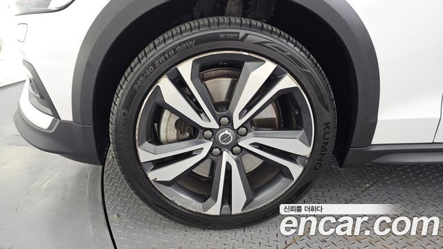 Volvo V60 2-го поколения T5 Pro AWD - фото 3