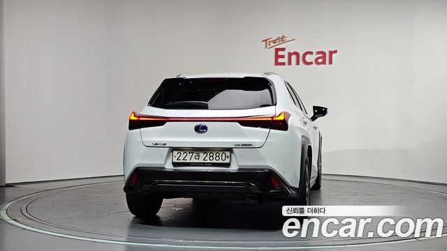 Lexus UX 2.0 F-Sport 2WD - фото 3