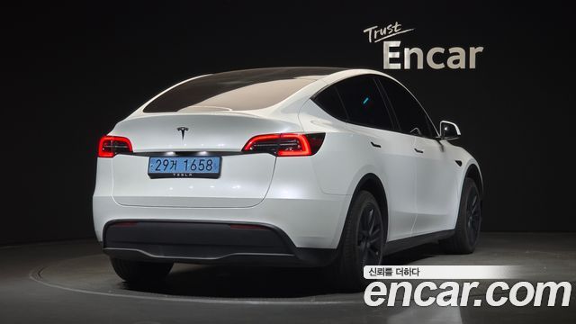 Tesla Model Y RWD - фото 1