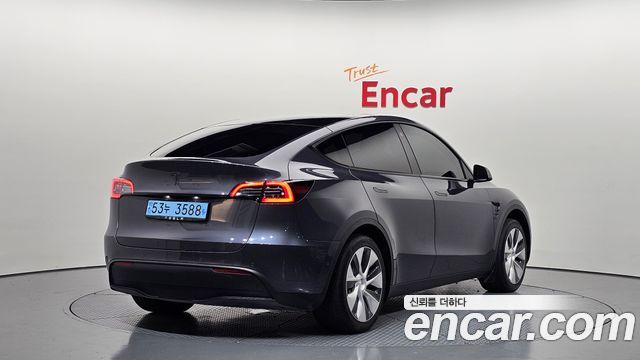 Tesla Model Y Standard Range RWD - фото 0
