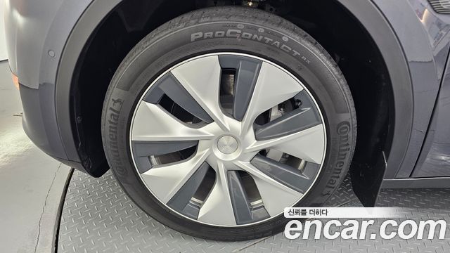 Tesla Model Y Standard Range RWD - фото 3