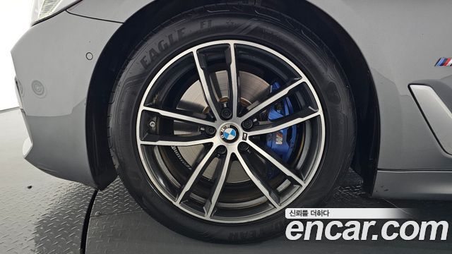 BMW 5-Series G30 520i M Sport - фото 3