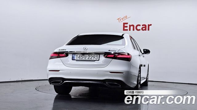 Mercedes-Benz E-Class W213 E220d 4MATIC AMG Line - фото 3