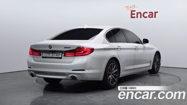 BMW 5-Series G30 520i Luxury - фото 1