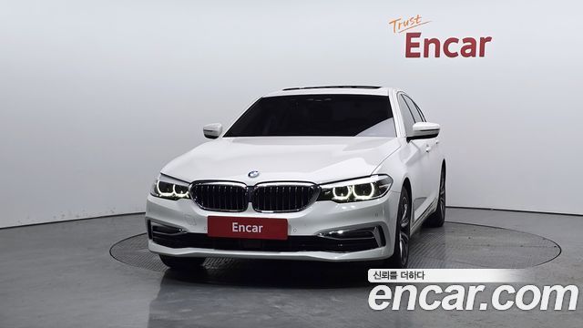 BMW 5-Series G30 520i Luxury - фото 2